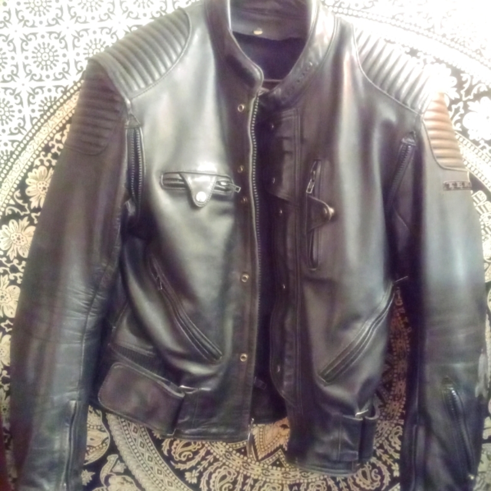 Vintage.Men's med. Leather moto jacked. Armoured